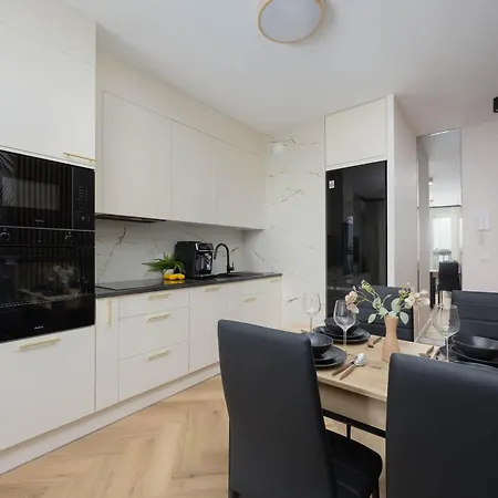 Beige In With Parking And Air Conditioned Living By Renters 아파트